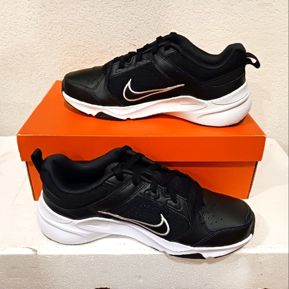 Nike - Picture 3 of 4